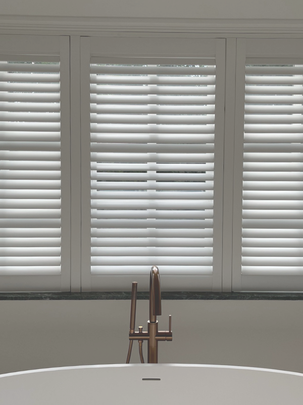 Houten shutters badkamer