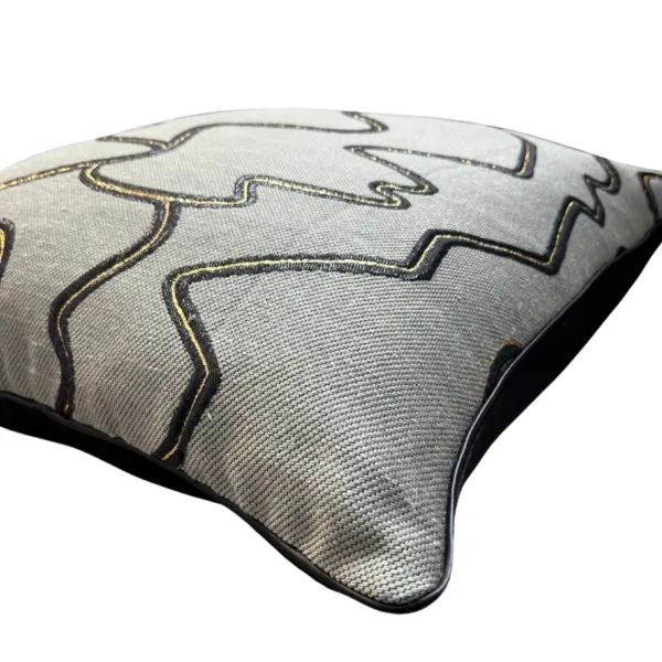 Sierkussen 55x55 met leren piping
Merk: elitis
Gemaakt in eigen atelier - Afbeelding 3