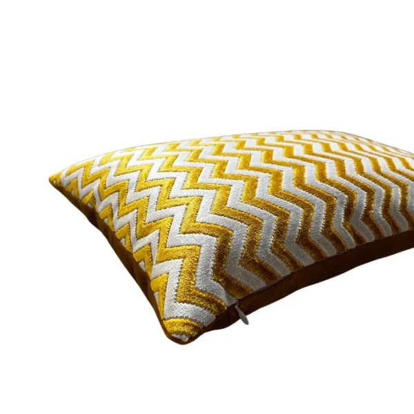 Sierkussen okergeel velvet stof van Romo
Maat 50x35 - Afbeelding 3