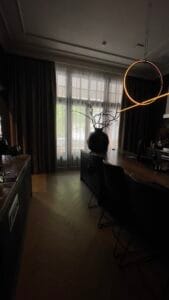 gordijnen ophangen met plafondrails in luxe interieur